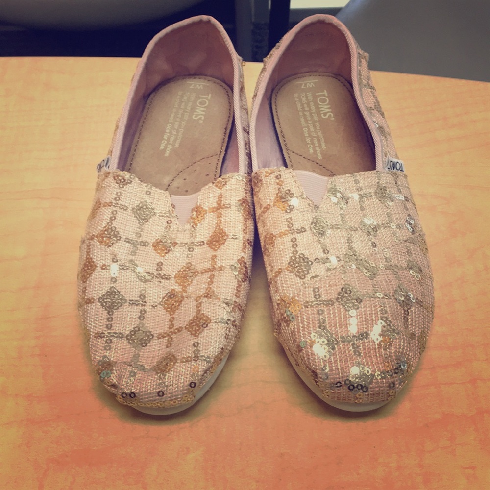 New toms size 7 for sale!